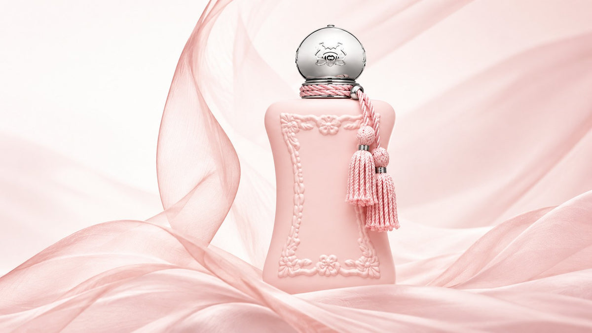 Parfums de Marly Delina Flakon vor rosa Seide